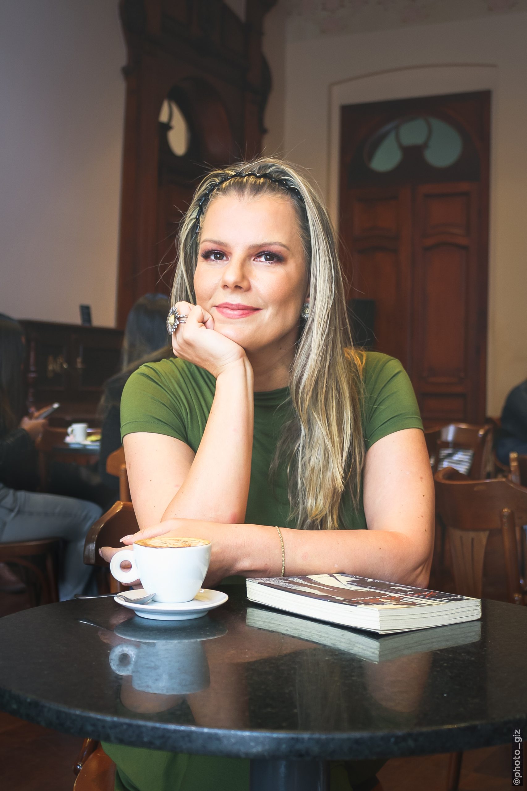 Claudia Queiroz em ambiente acolhedor