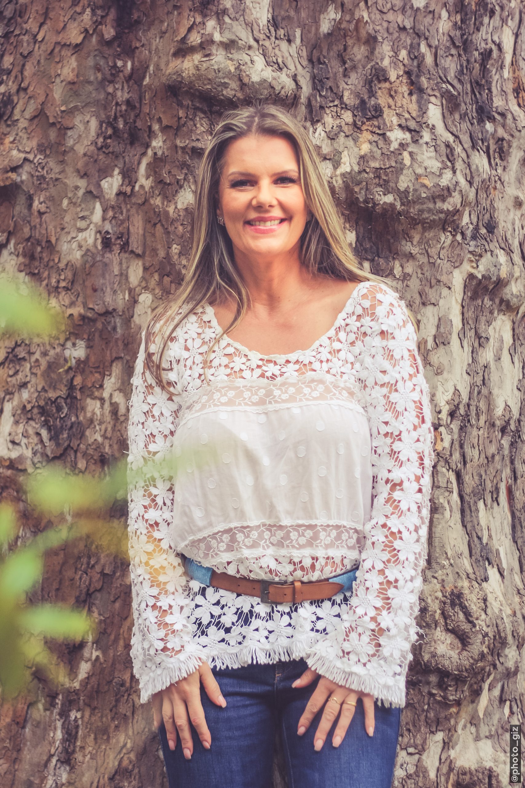 Claudia Queiroz sorrindo em ensaio fotográfico